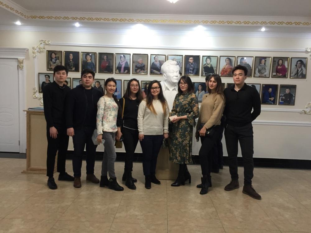 Студенты первого курса кафедры международного права посетили казахский музыкально-драматический театр