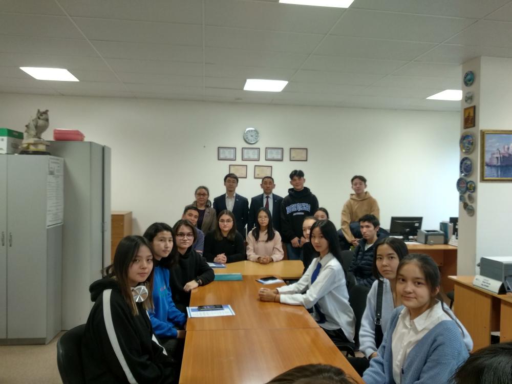 Столичные школьники посетили Кафедру международного права в рамках Дня открытых дверей